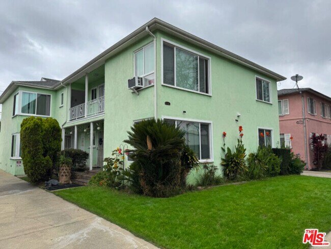 Primary Photo - 3745 S Victoria Ave
