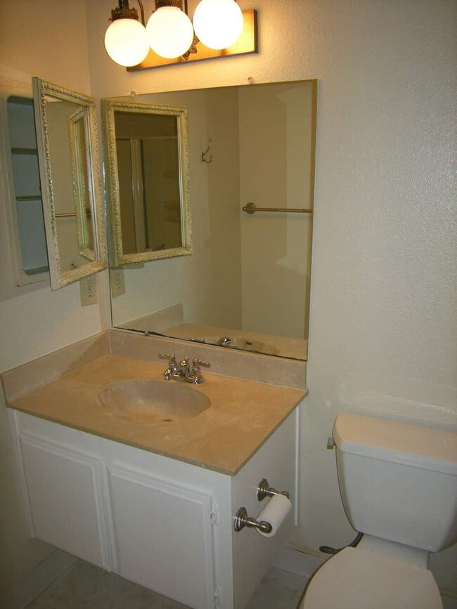 Building Photo - Lovely duet with easy access to shopping a...