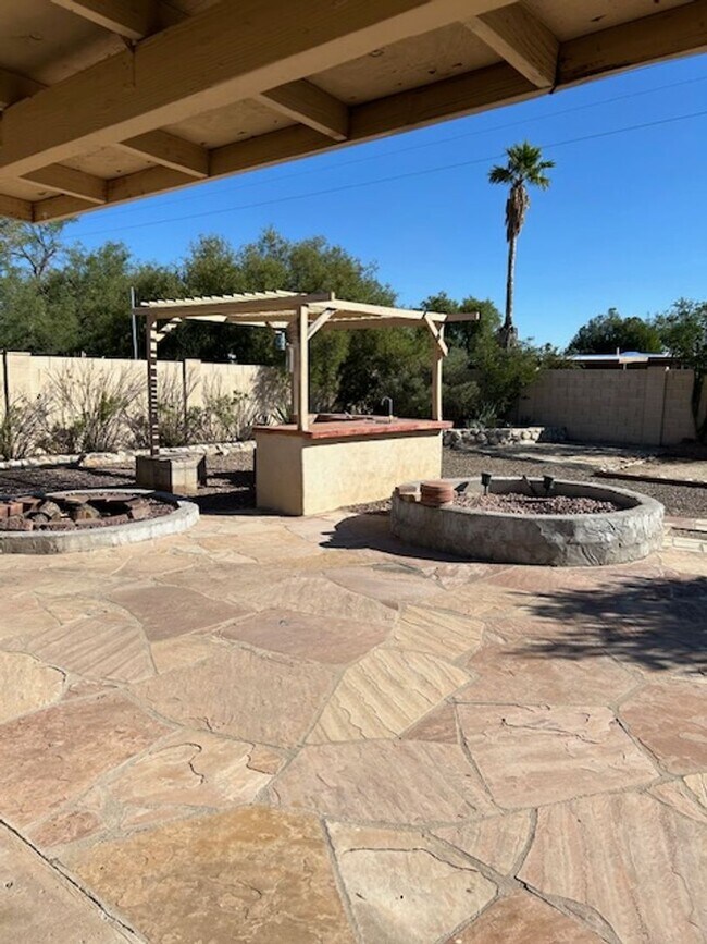 Building Photo - 2 Bedrooms PLUS Den NW Tucson