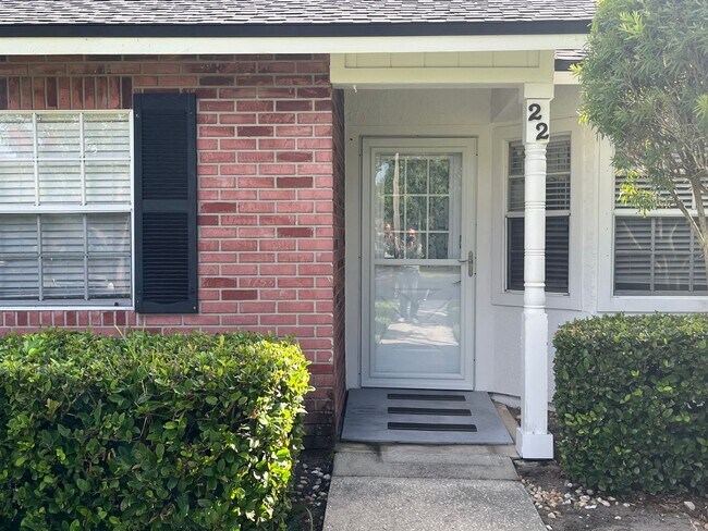 Building Photo - Kings Colony 2 / 2 bath with Florida room!
