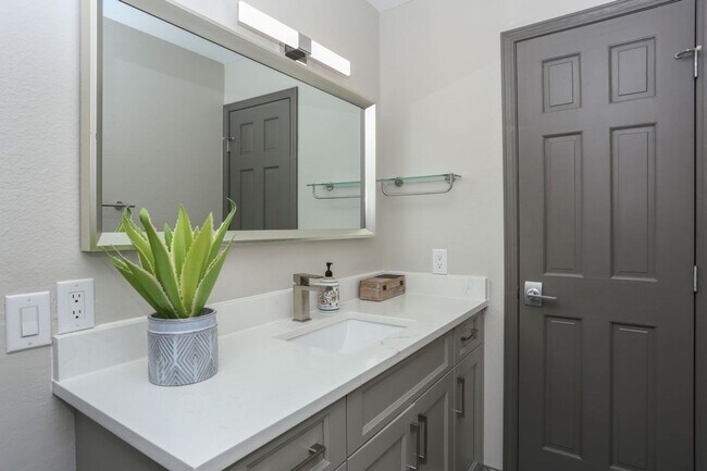 Building Photo - Beautiful 4 bed, 4 bath with garage in Fri...