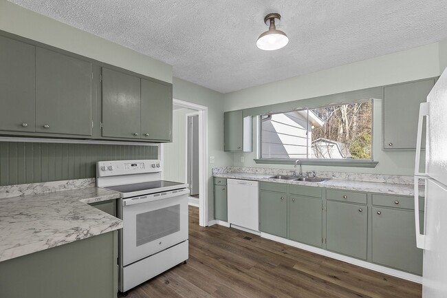 Building Photo - For Rent - Adorable 4BR 2BA house - East R...