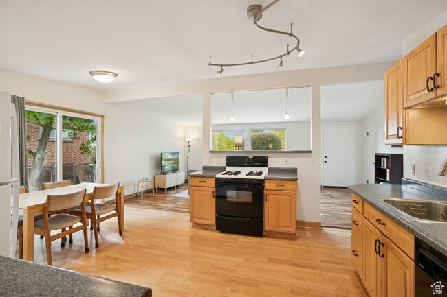 Building Photo - 3485 S Fleetwood Dr