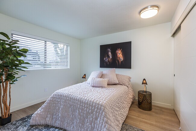 Building Photo - 129 on 5th