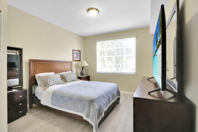 Building Photo - 2111 Myrtlewood Cir E