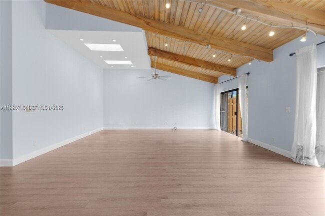 Building Photo - 2627 Parkview Dr S