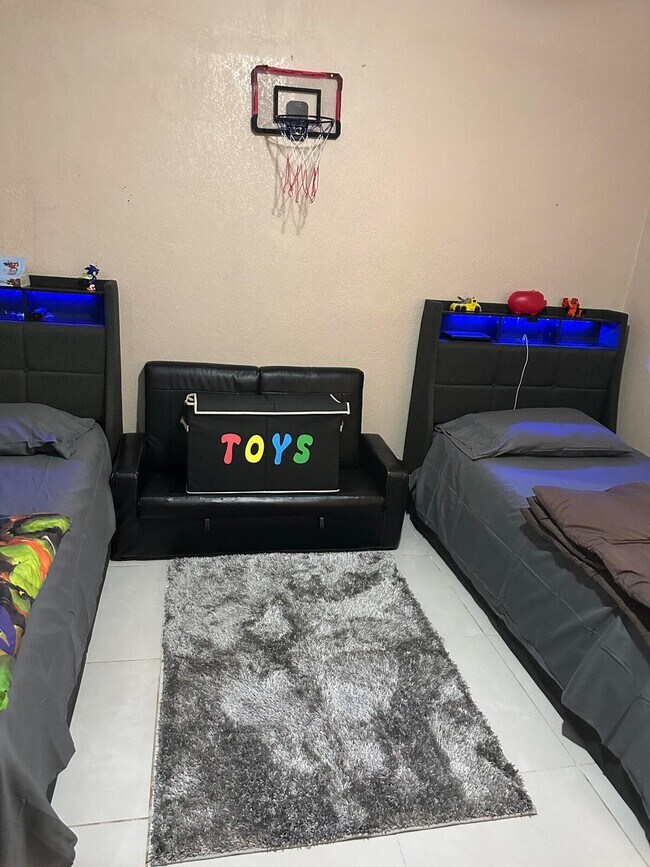 Building Photo - 833 Briggs St