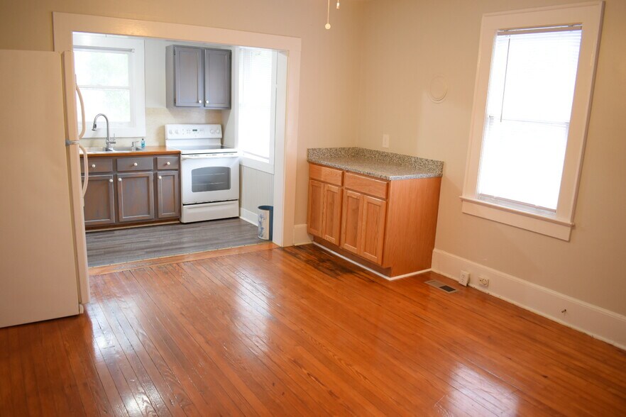 Building Photo - 306 Kenwood Ave