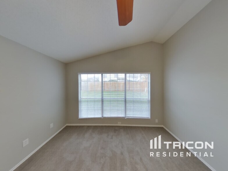 Building Photo - 2628 Dahlia Dr