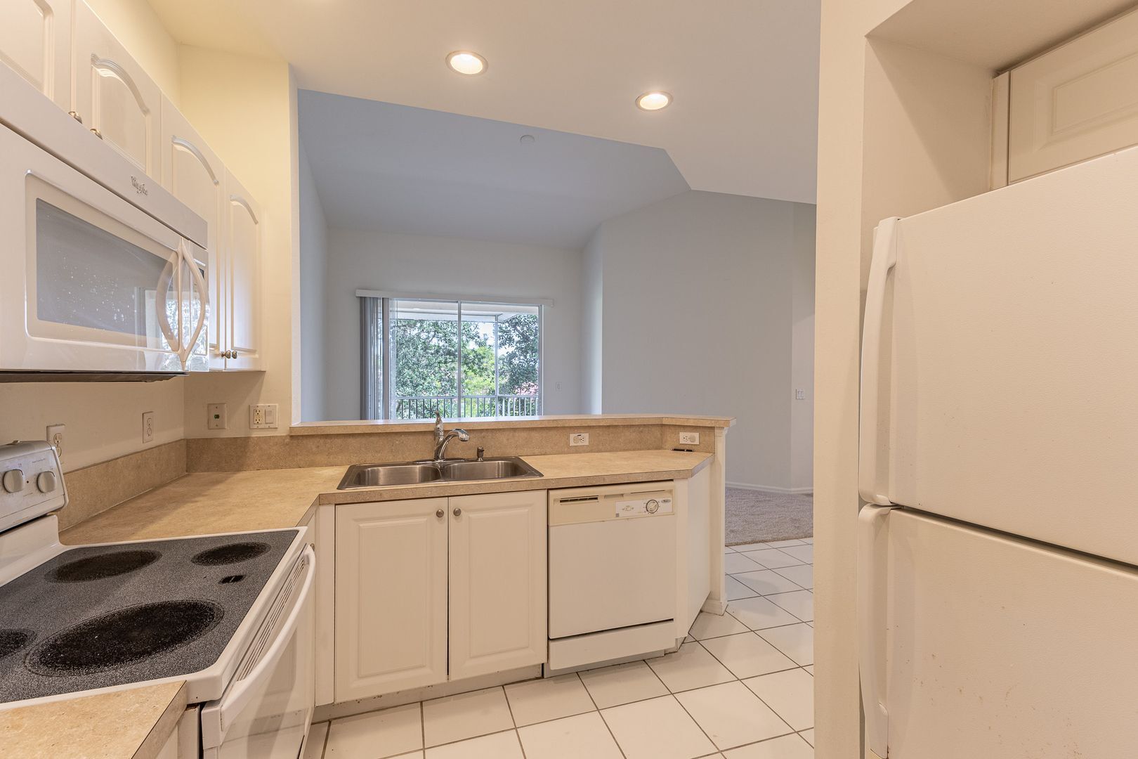 Building Photo - Spacious 3/2  in gated community off Colonial Blvd