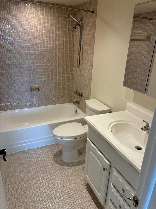 Building Photo - 13951 Kendale Lakes Cir