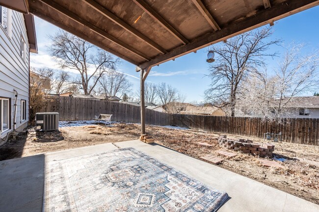 Building Photo - Beautiful updated 4 bed 2 bath Widefield h...