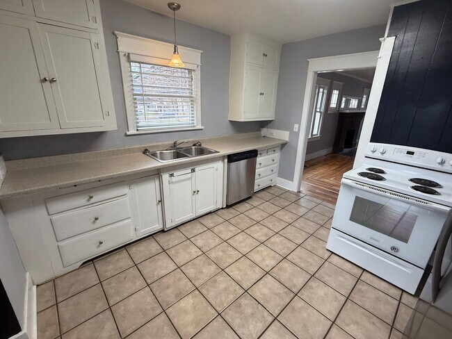 Building Photo - 3 bed/1 bath house