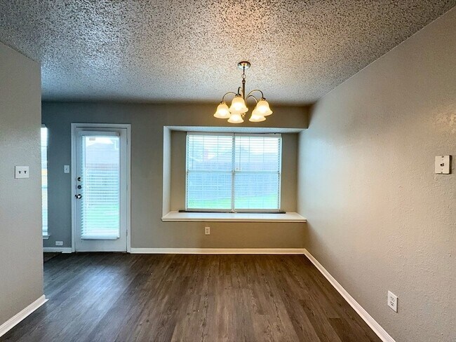 Building Photo - 704 Inglewood Trail