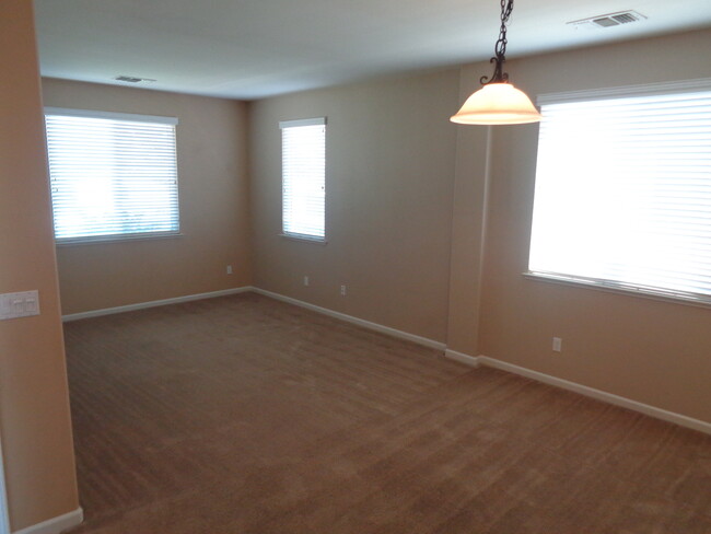 Building Photo - $300.00 off of the first month's rent Beau...