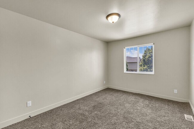 Building Photo - 4 Bedroom 3 Bathroom Home in Springville!