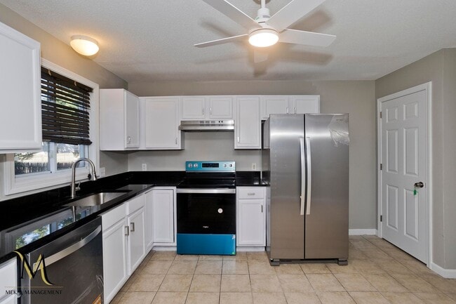 Building Photo - Newly Renovated Duplex Apt | All New Appliances + Off Street Parking