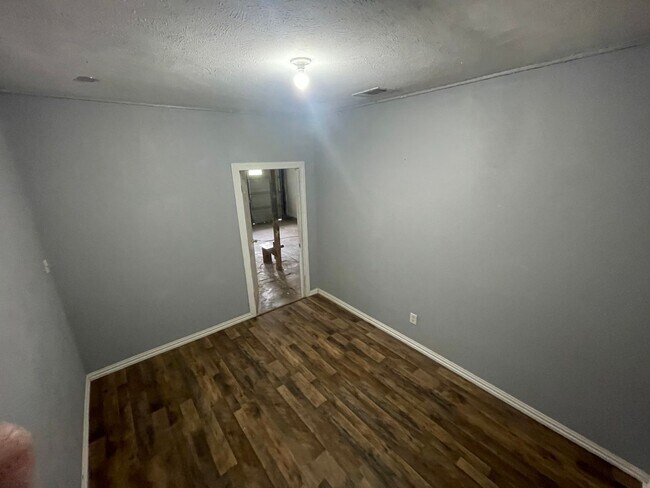 Building Photo - In the heart of Cleburne