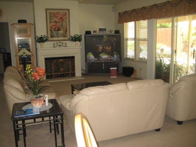 Building Photo - Large corner lot, 4 bedroom with Pool/Spa