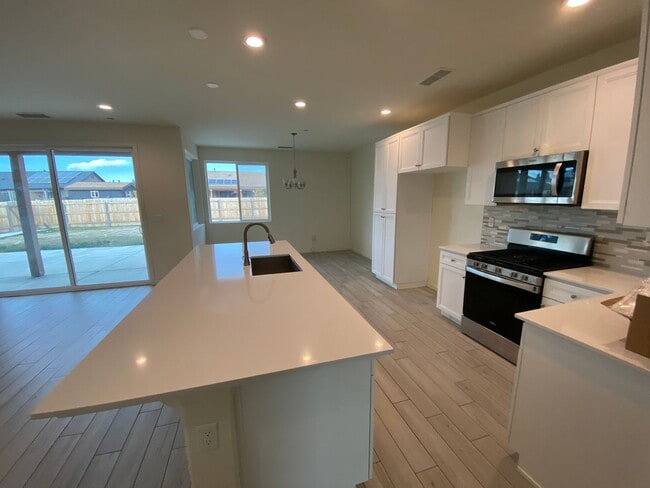 Building Photo - Spacious open and new in Kingsburg