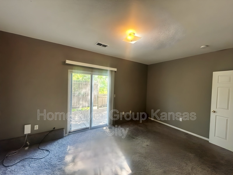Building Photo - 5631 N Northwood Terrace