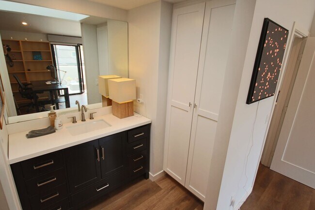 Building Photo - Furnished Recently Renovated Townhome