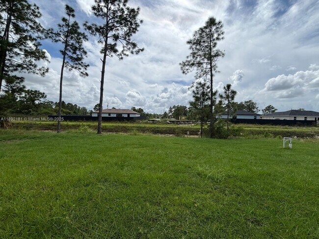 Building Photo - 1018 Maddock St E