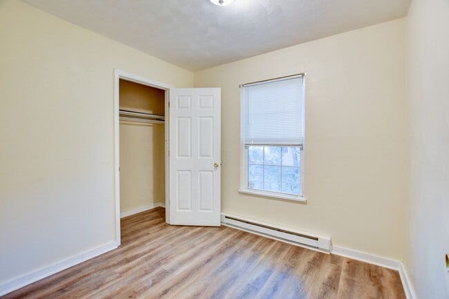 Building Photo - 3 Bedroom 1 Bathroom