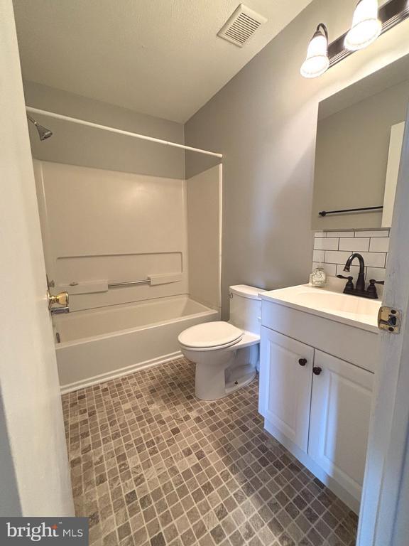 Building Photo - 2502 Thistledown Ct