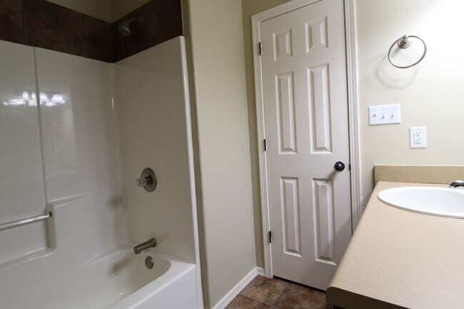 Building Photo - designed for comfort : 3 Bedroom 2 Bath