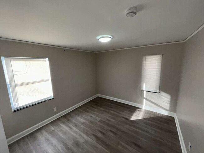 Building Photo - Cute 3 Bedroom Bungalow