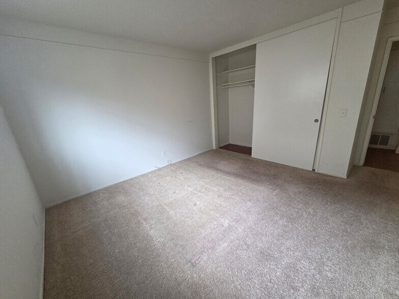 Building Photo - 3834 Mentone Ave