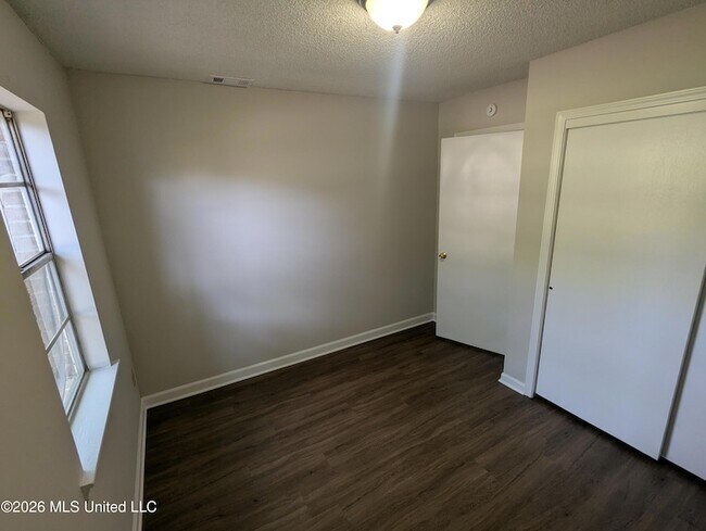 Building Photo - 6480 Forest Glen Dr