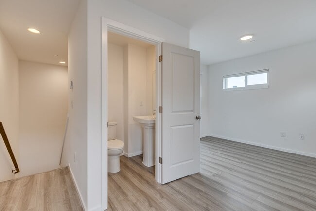 Building Photo - Queen Anne West Townhome with A/C Availabl...