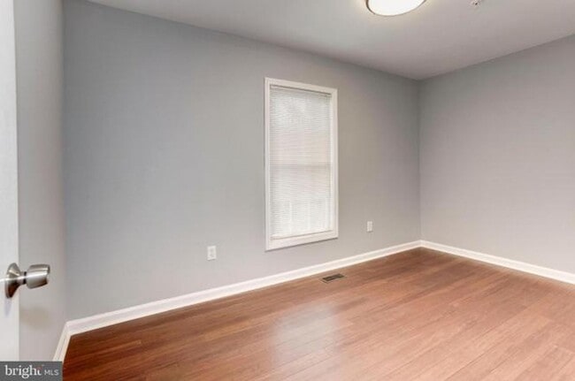 Building Photo - Spacious single family home with full basement