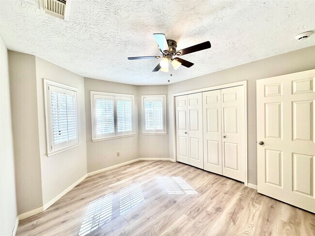 Building Photo - 15 Outervale Pl