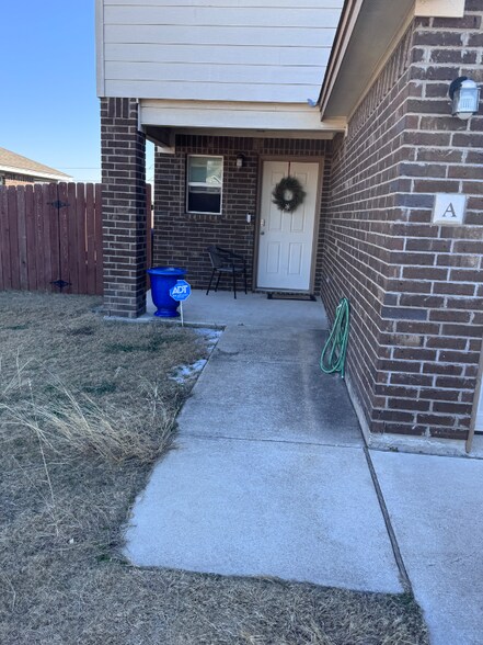 Building Photo - 1718 risen