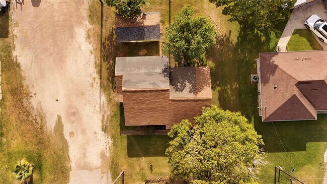 Building Photo - 910 Brockman St