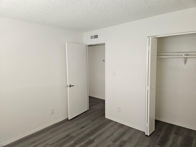 Building Photo - 1307 E Vista Ave