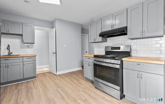 Building Photo - 746 Maple St