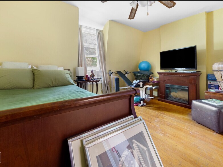 King size master bedroom - 11349 S Saint Lawrence Ave