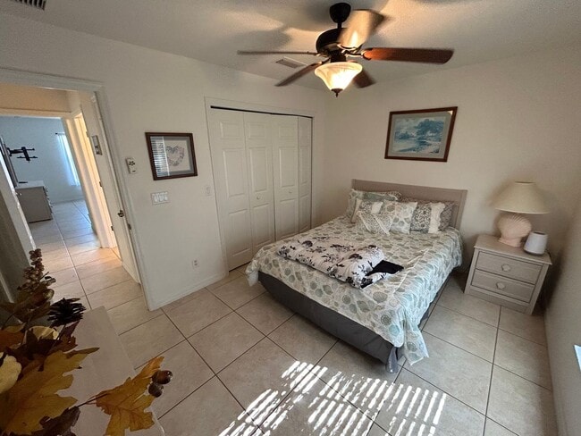 Building Photo - Triplex unit for rent-Fully furnished