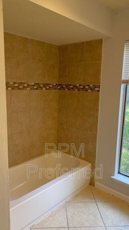 Building Photo - 11231 Glenforest Dr