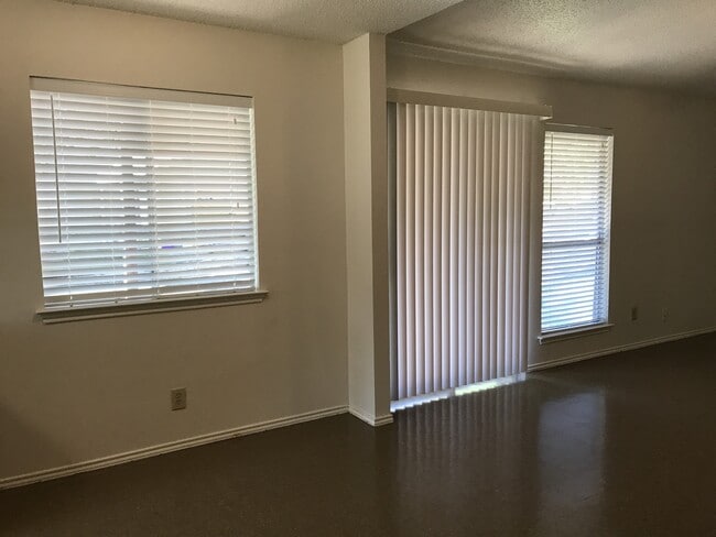 Building Photo - Sandiland