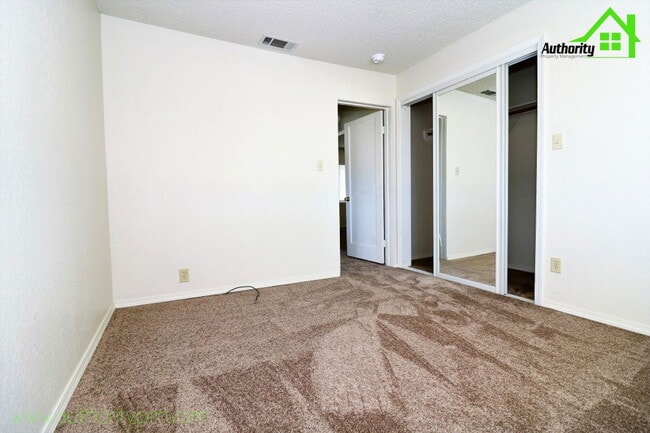 Building Photo - 21627 7 Lakes Rd