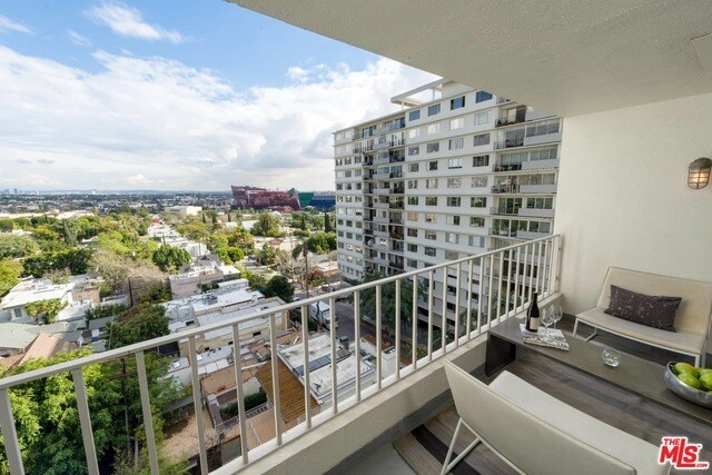 Building Photo - 838 N Doheny Dr