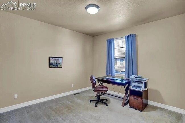 Building Photo - Beautiful 2 bedroom townhouse near Pine Cr...