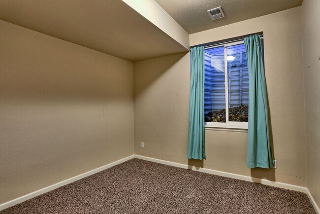 Building Photo - 4 Bedroom Home in East Windsor