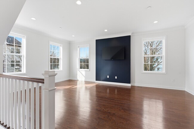 Building Photo - 26 River St