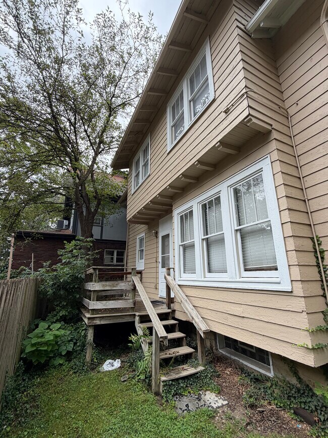 Building Photo - 267 E Lane Ave